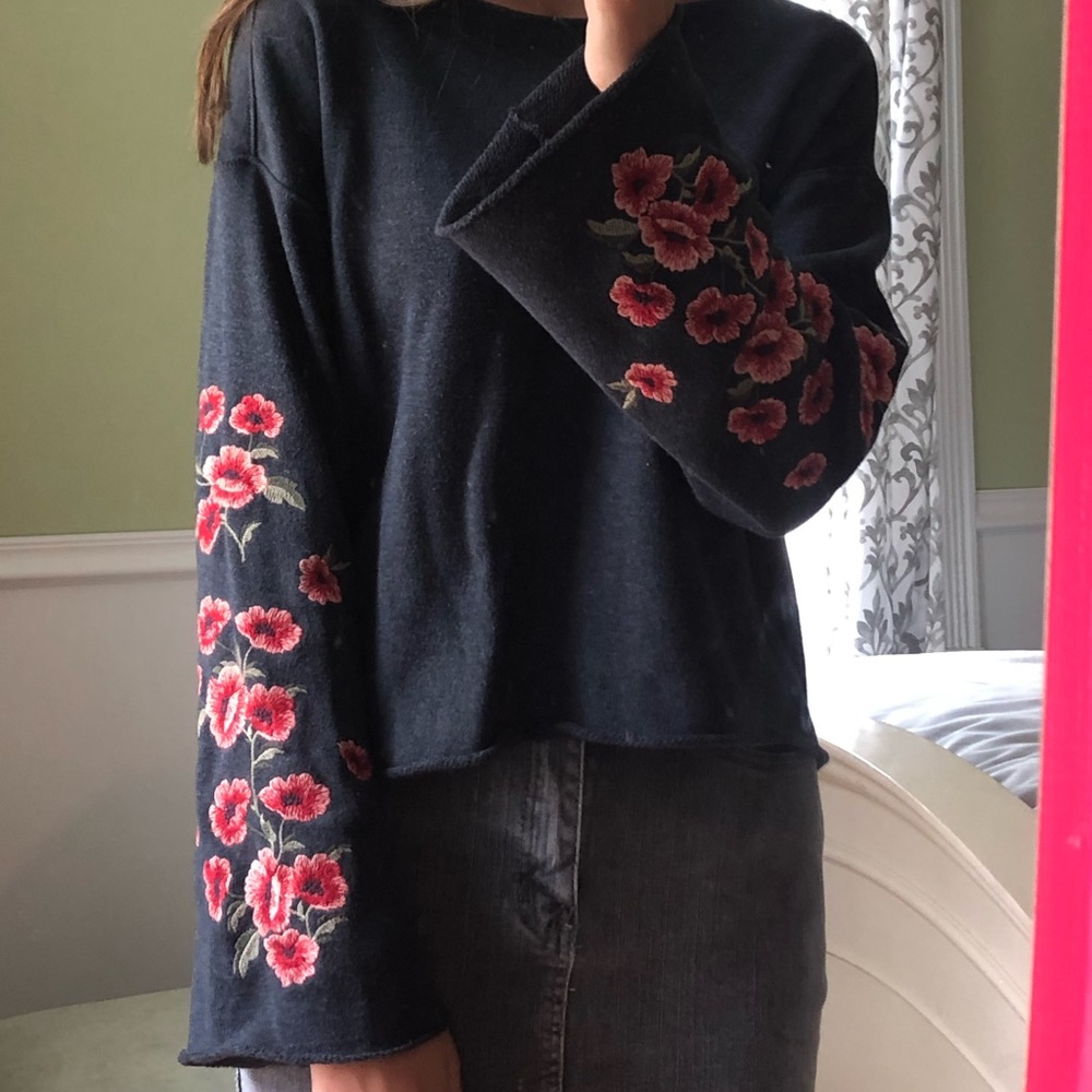 American Eagle grey sweater with flower stitching